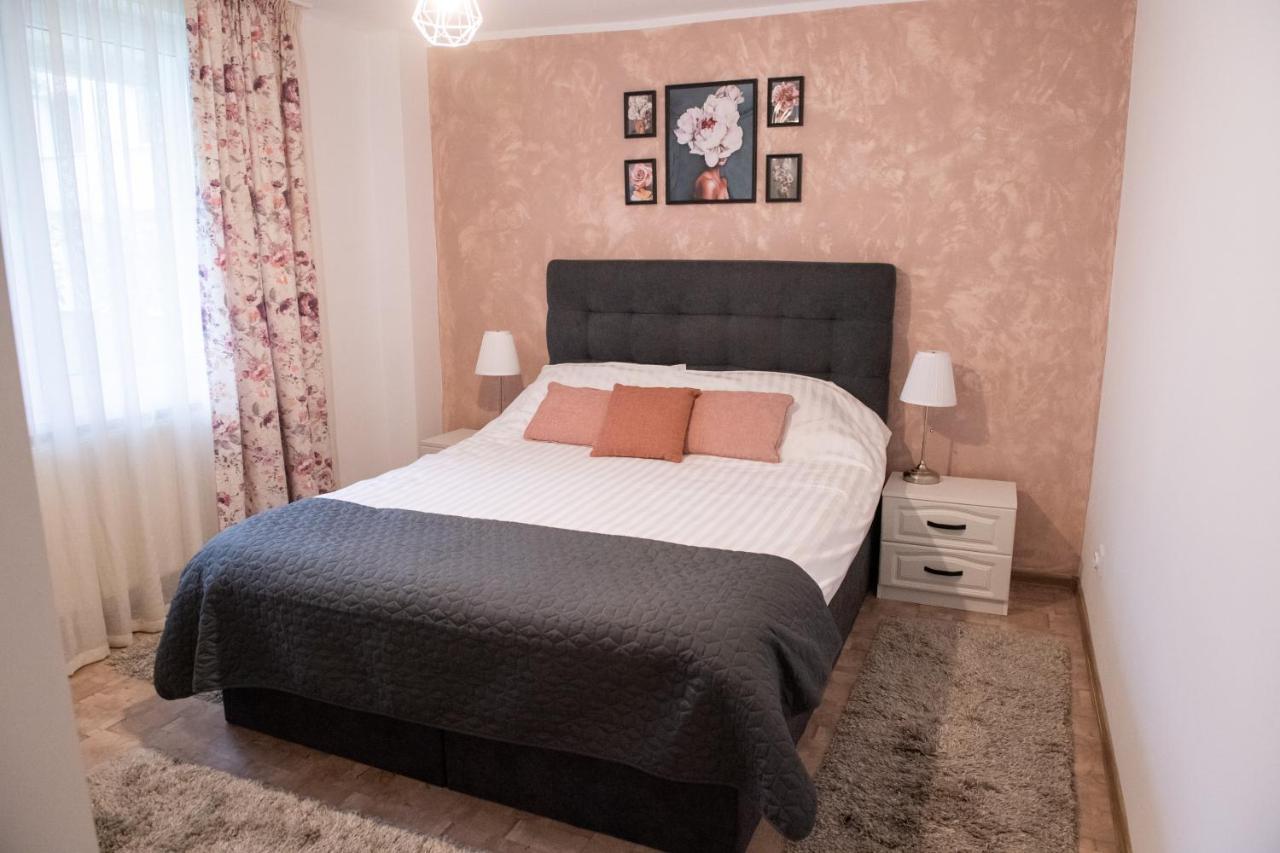 Ferienwohnung Urban Oasis Piatra Neamţ Exterior foto